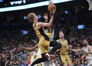 爱游戏网页版-著名球员在比赛中展现出众技艺，助球队获胜