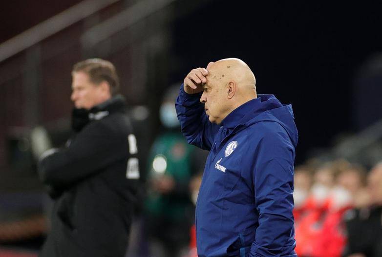 包含引进新教练后，沙尔克再遭失利，排名垫底的词条