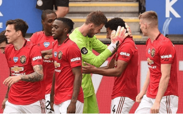 包含曼联球迷现场助威，激发球队夺冠斗志的词条