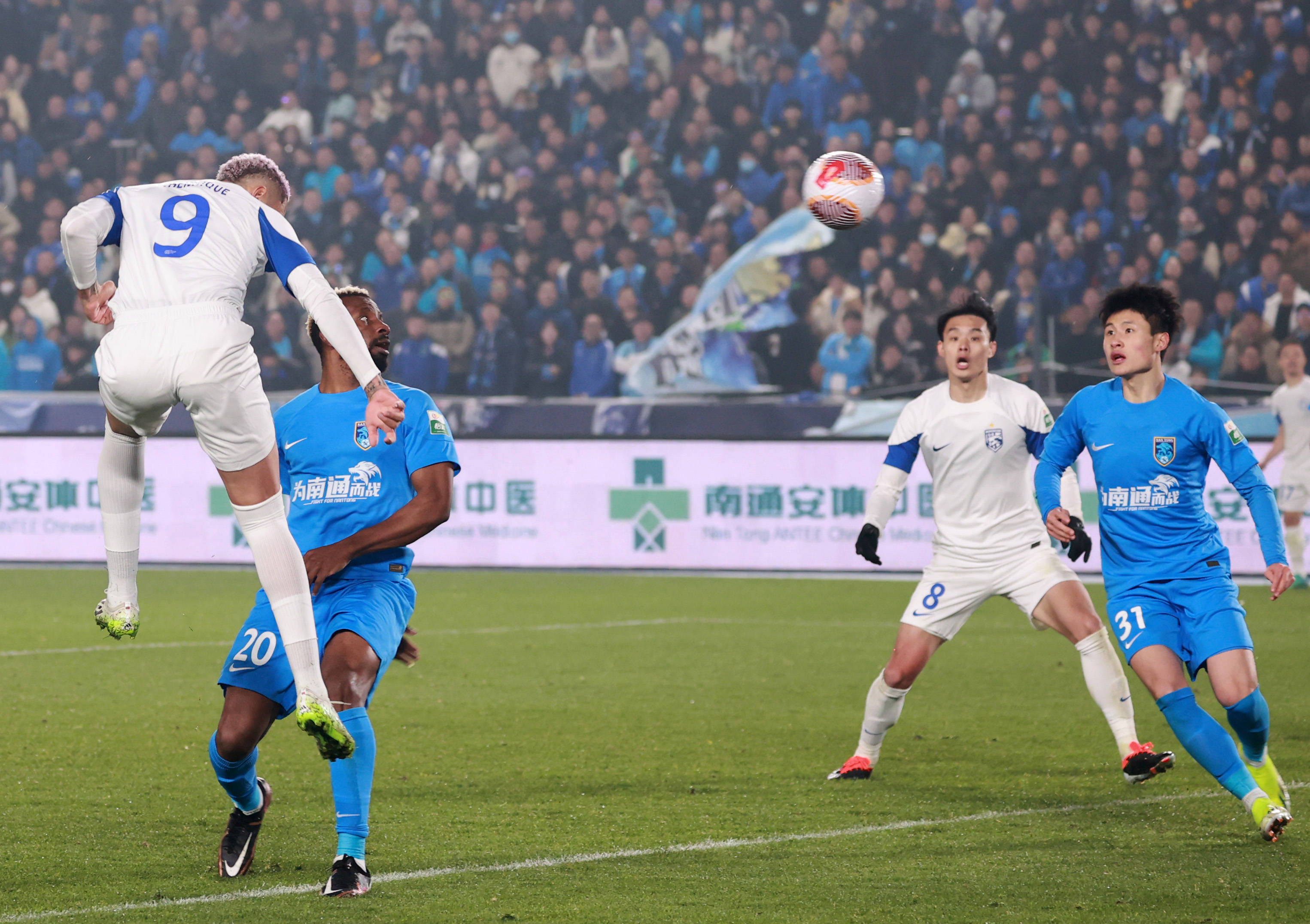 在上海海港赛场上演中超，团战，引发弹幕炸裂的简单介绍