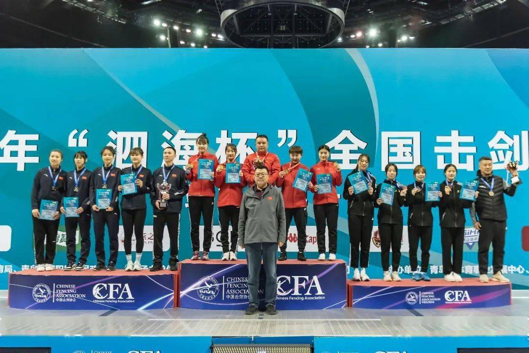 阿根廷重剑选手力挫对手，喜获男子团体银牌