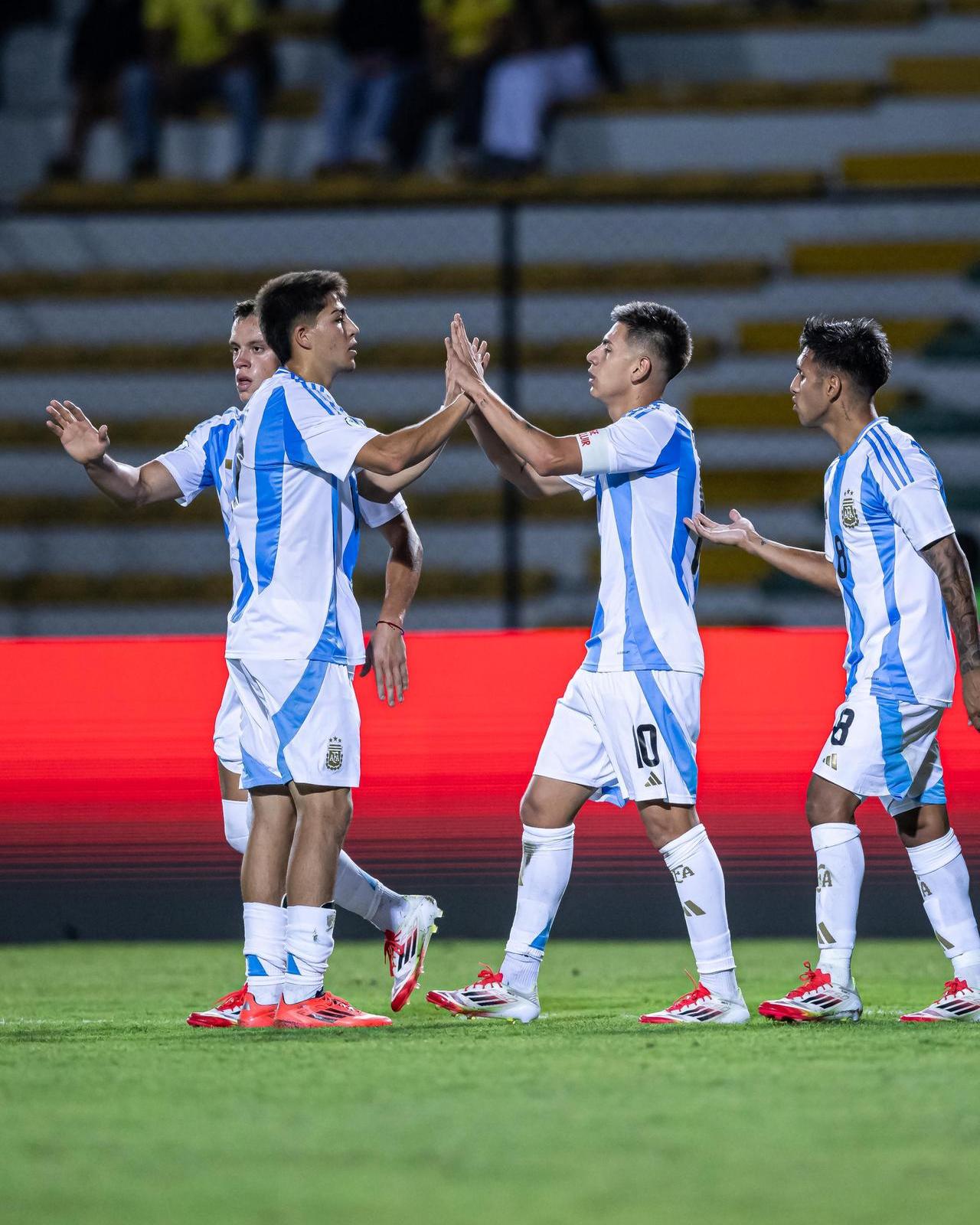 阿根廷重剑选手力挫对手，喜获男子团体银牌