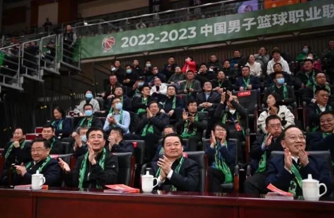 陕西男篮主场告捷，新秀表现出色引全场喝彩的简单介绍