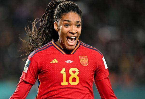 阿尔及利亚女足球员朝着世界迈进