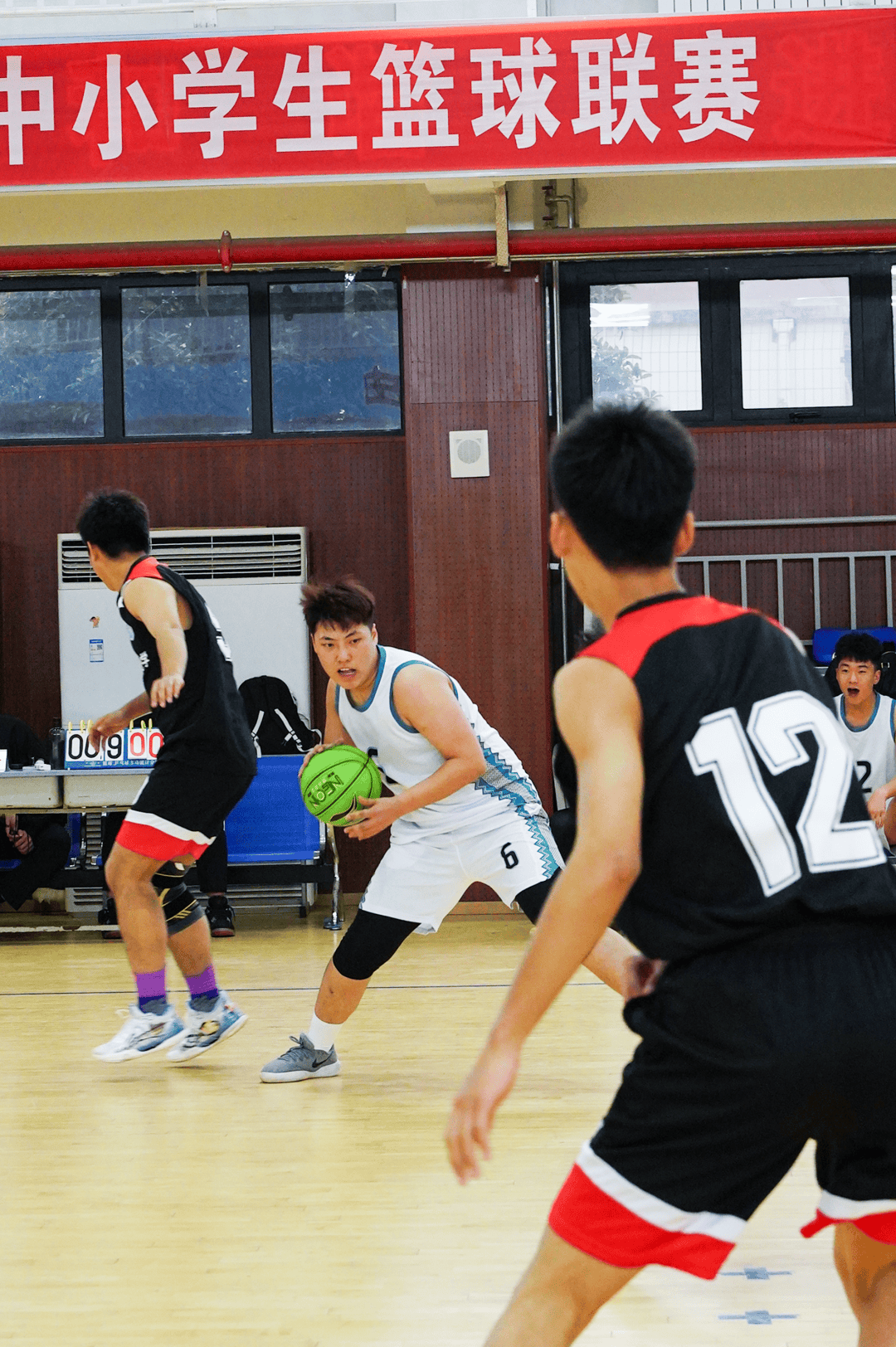 篮球职业联赛首场比赛中球队实力对比悬殊