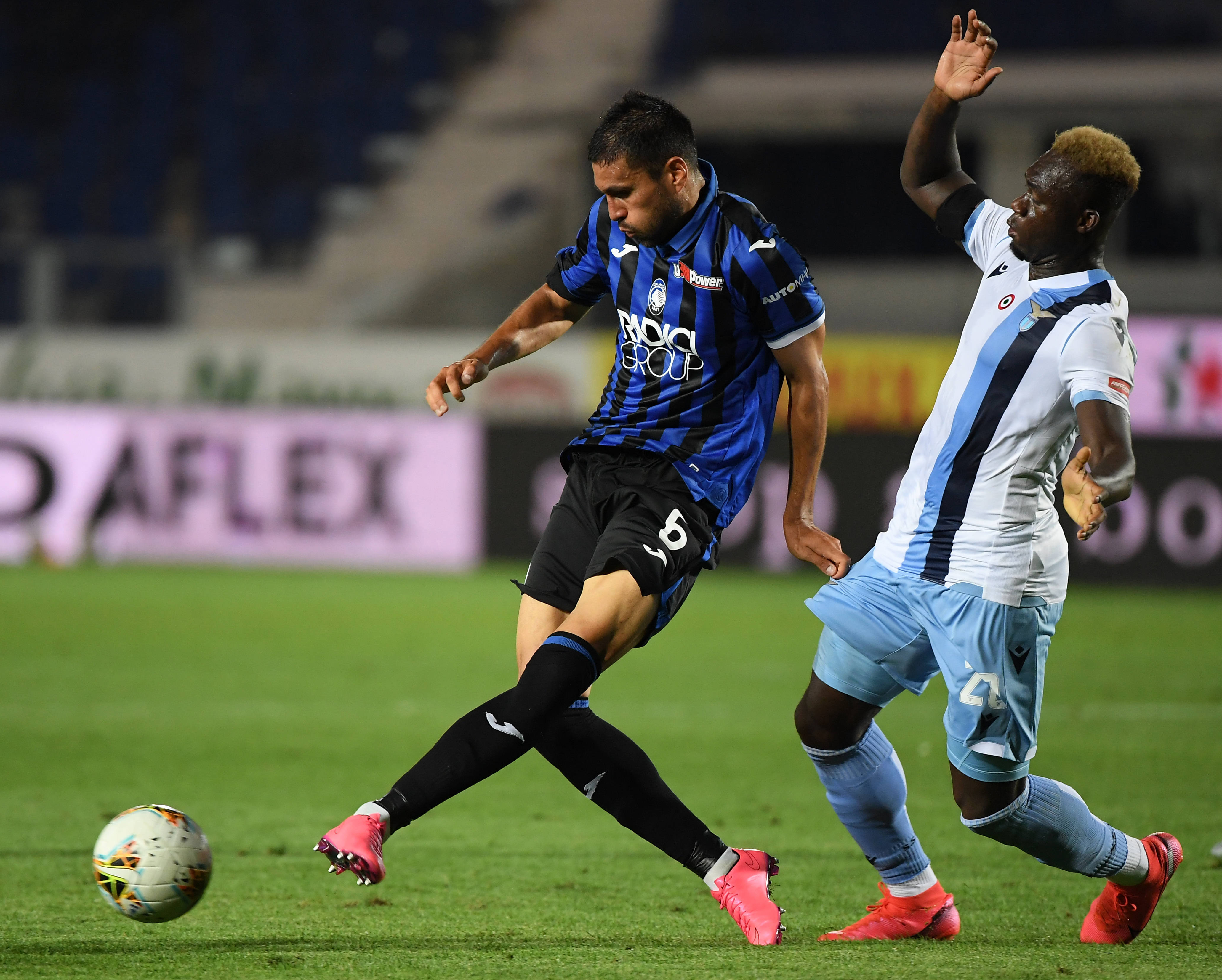 一场激烈的足球比赛引发热议