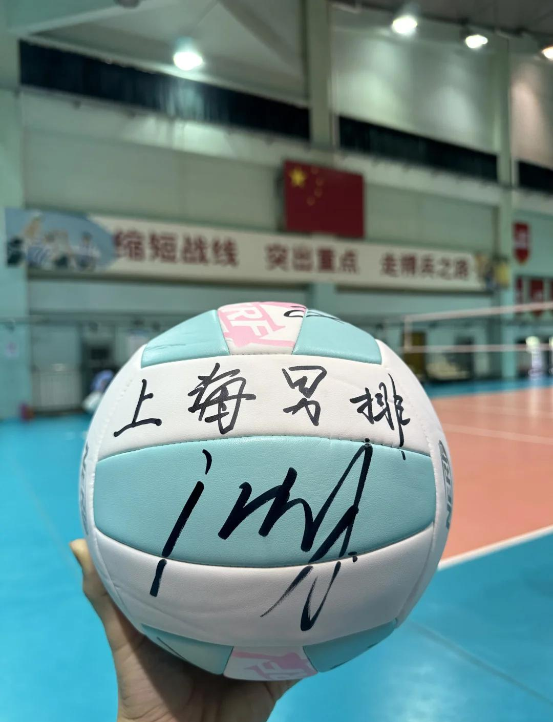 关于精湛球技引球迷喝彩，众人沉迷其中的信息