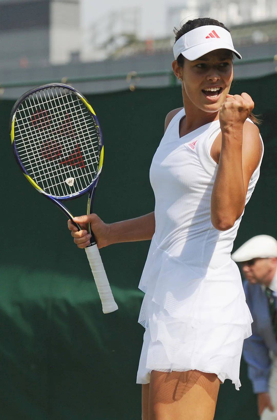 网球巨星参与篮球慈善赛，展现多才多艺