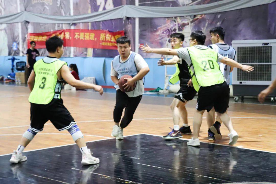 战斗热情澎湃,球场竞技场上的疯狂的简单介绍 战斗热情澎湃,球场竞技场上的疯狂的简单介绍