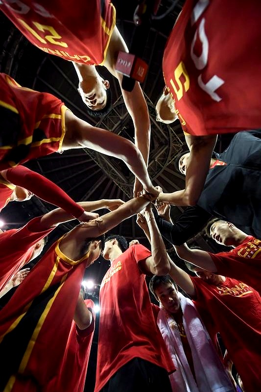 紧张激烈的场面,球员们全力以赴 紧张激烈的场面,球员们全力以赴