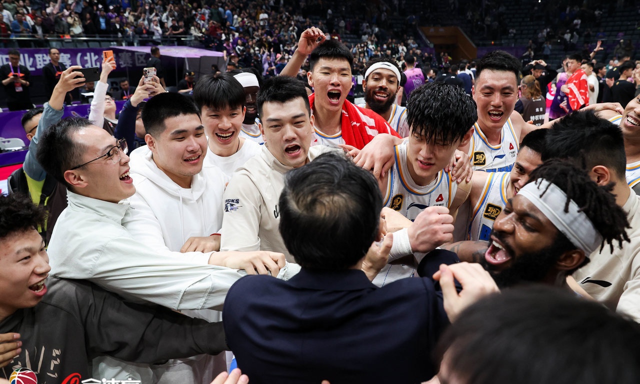 紧张激烈的场面,球员们全力以赴 紧张激烈的场面,球员们全力以赴