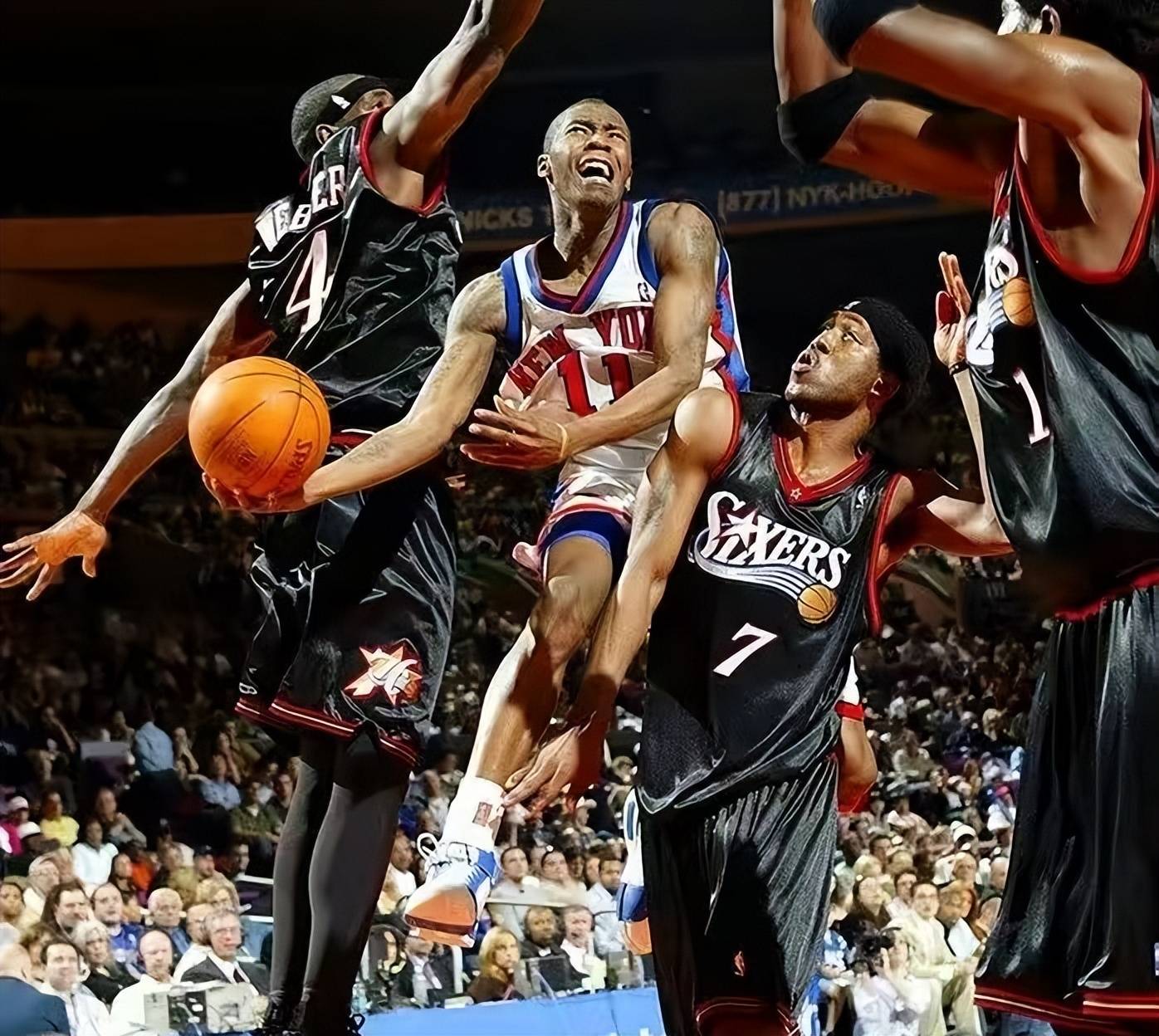 球员全力拼搏，赛场上呈现强强对决