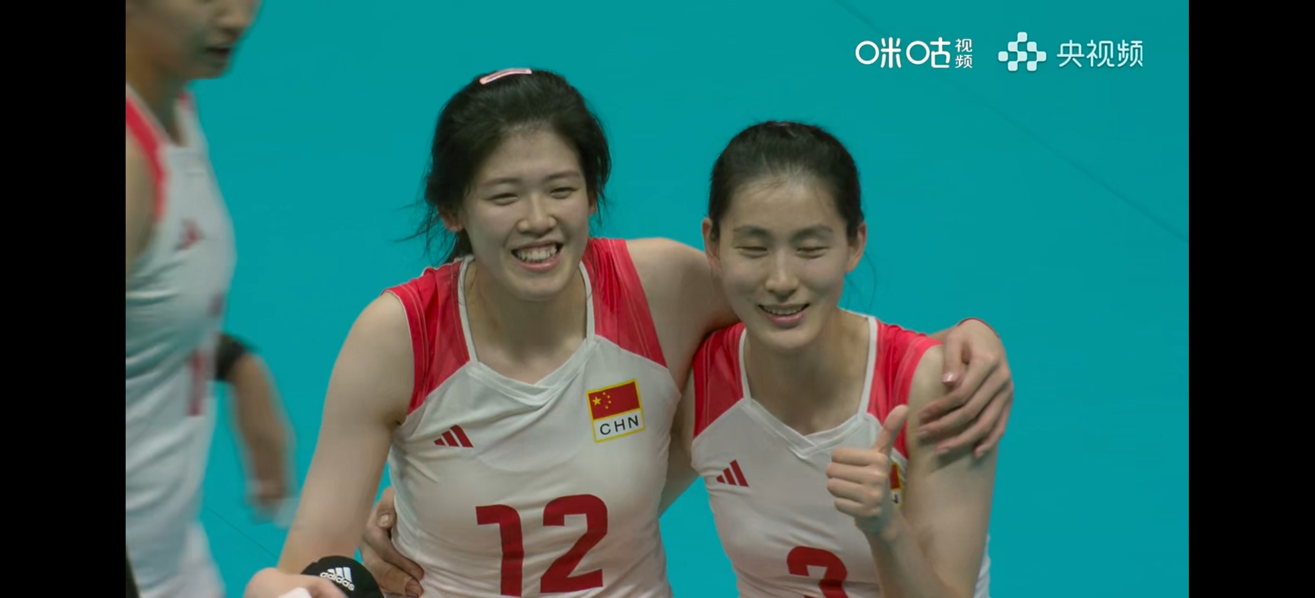 包含火热比赛中，女队员以出色表现夺冠的词条