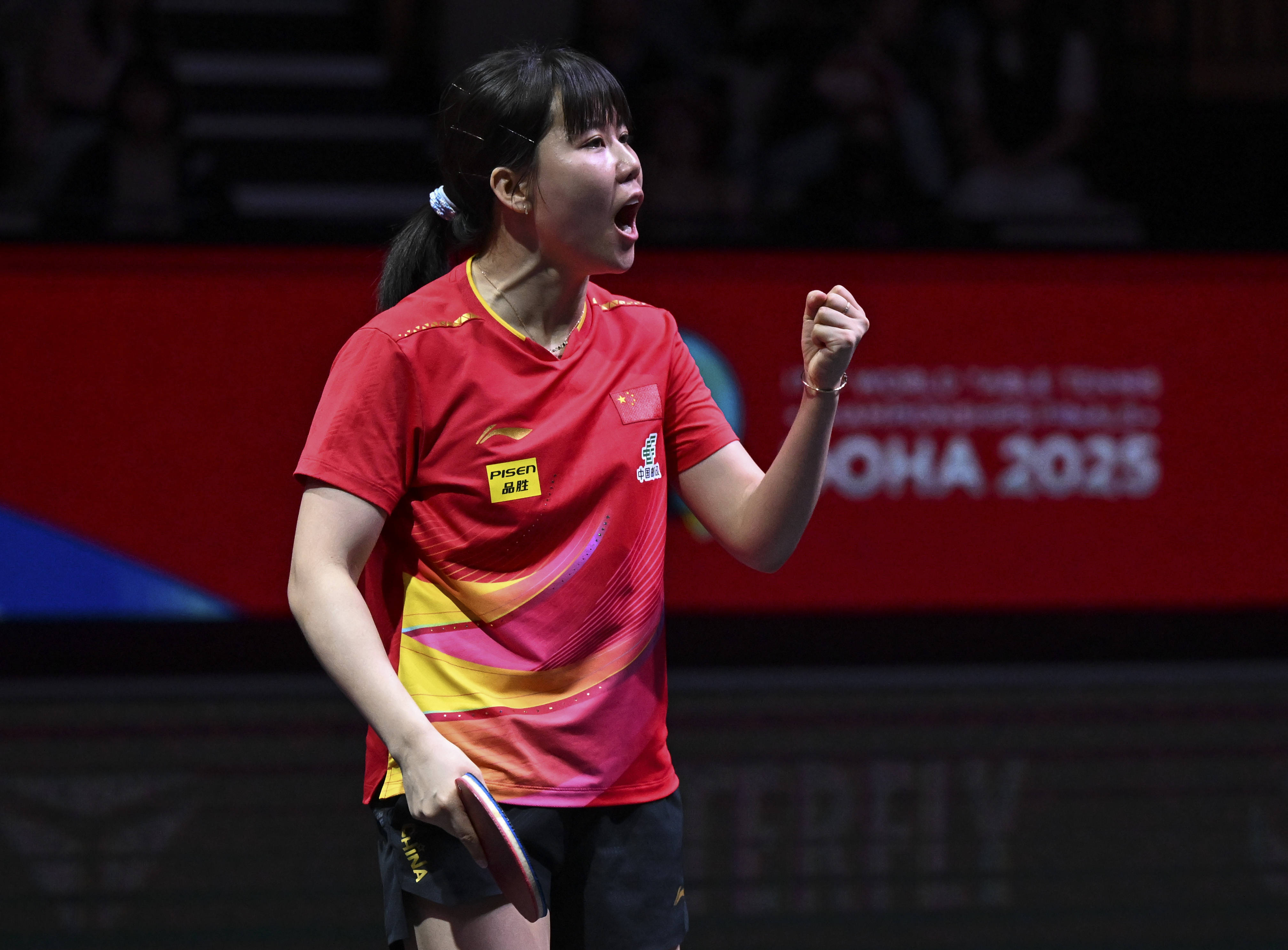 包含火热比赛中，女队员以出色表现夺冠的词条