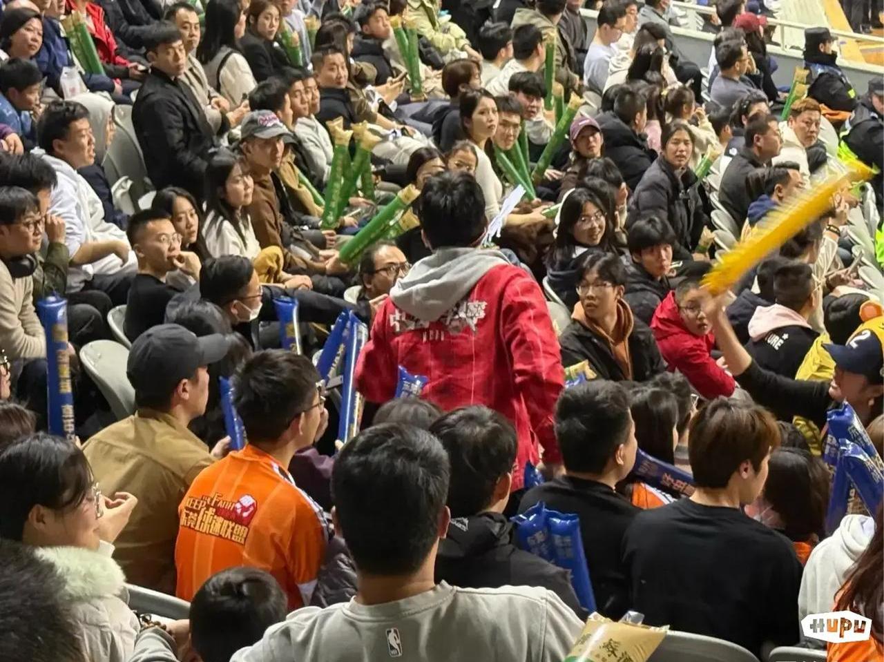 击败对手的队伍全场球迷振奋欢呼的简单介绍