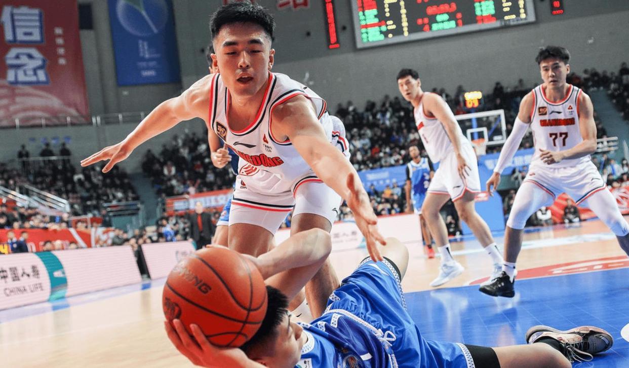 球员命中三分球,进攻端稳定流畅达胜利 球员命中三分球,进攻端稳定流畅达胜利