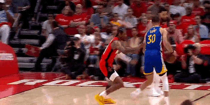 球员命中三分球,进攻端稳定流畅达胜利 球员命中三分球,进攻端稳定流畅达胜利