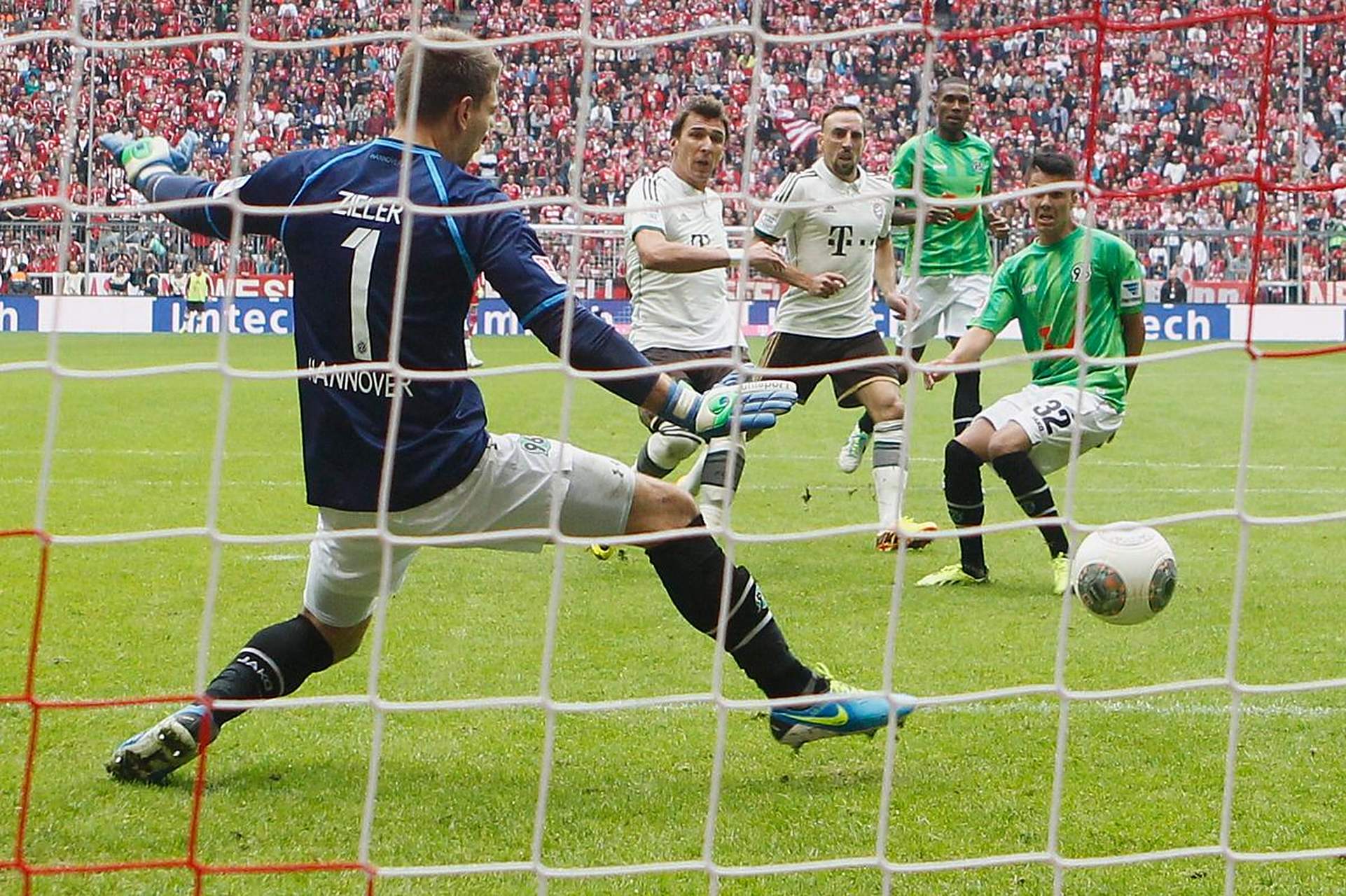 包含汉诺威队成功逆袭，客场赢得比赛的词条