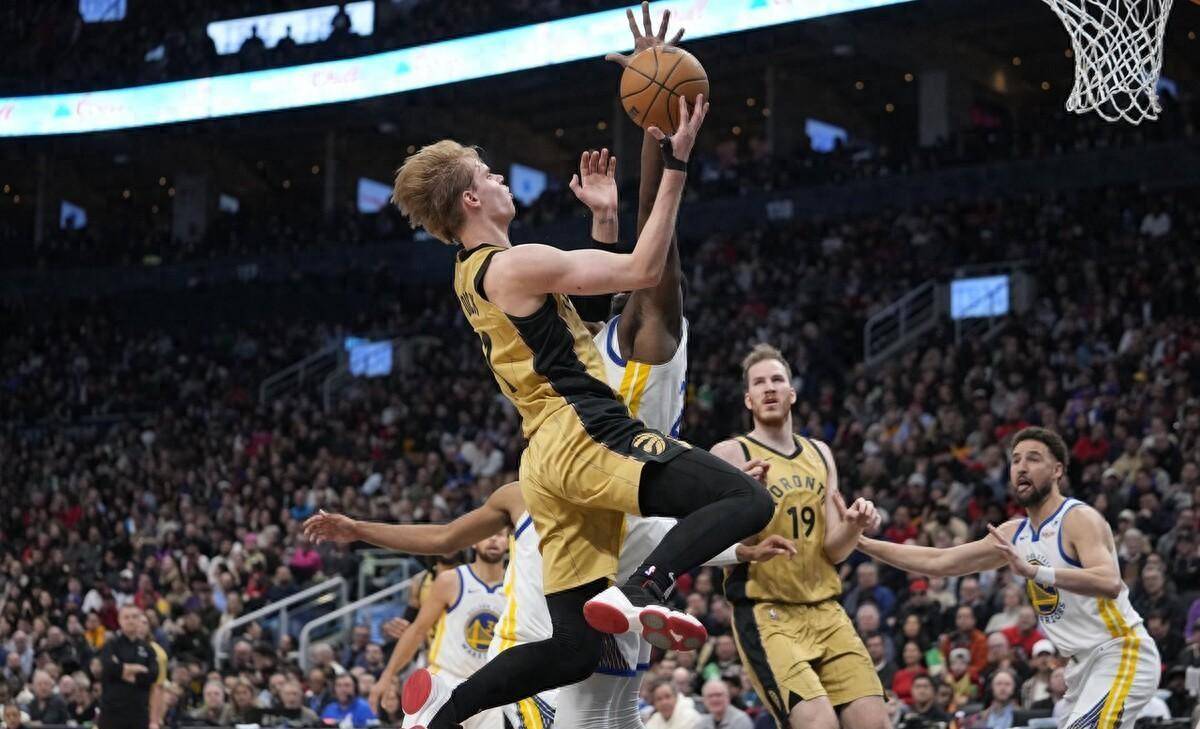 著名球员在比赛中展现出众技艺，助球队获胜