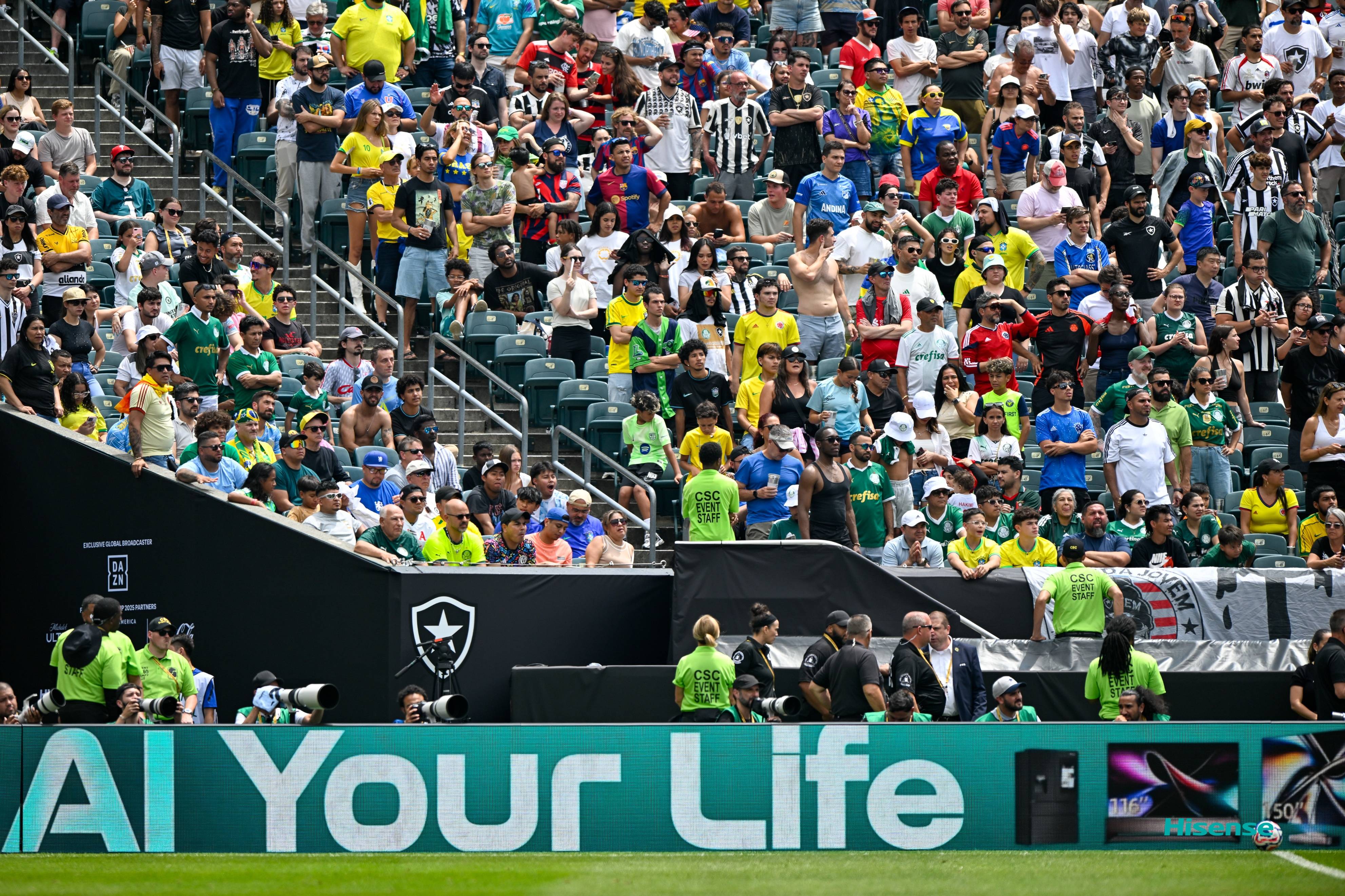 著名球员在比赛中展现出众技艺，助球队获胜