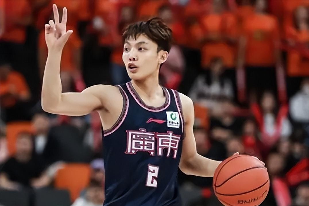 年轻球员崭露头角，CBA比赛风起云涌的简单介绍