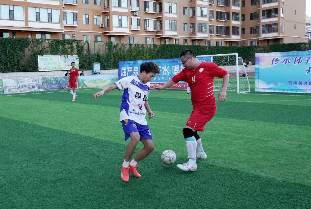 精彩纷呈的足球比赛激动人心