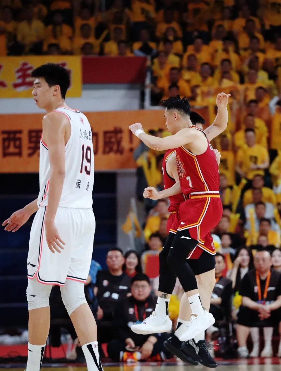 主力球员表现神勇,球队冲劲十足 主力球员表现神勇,球队冲劲十足