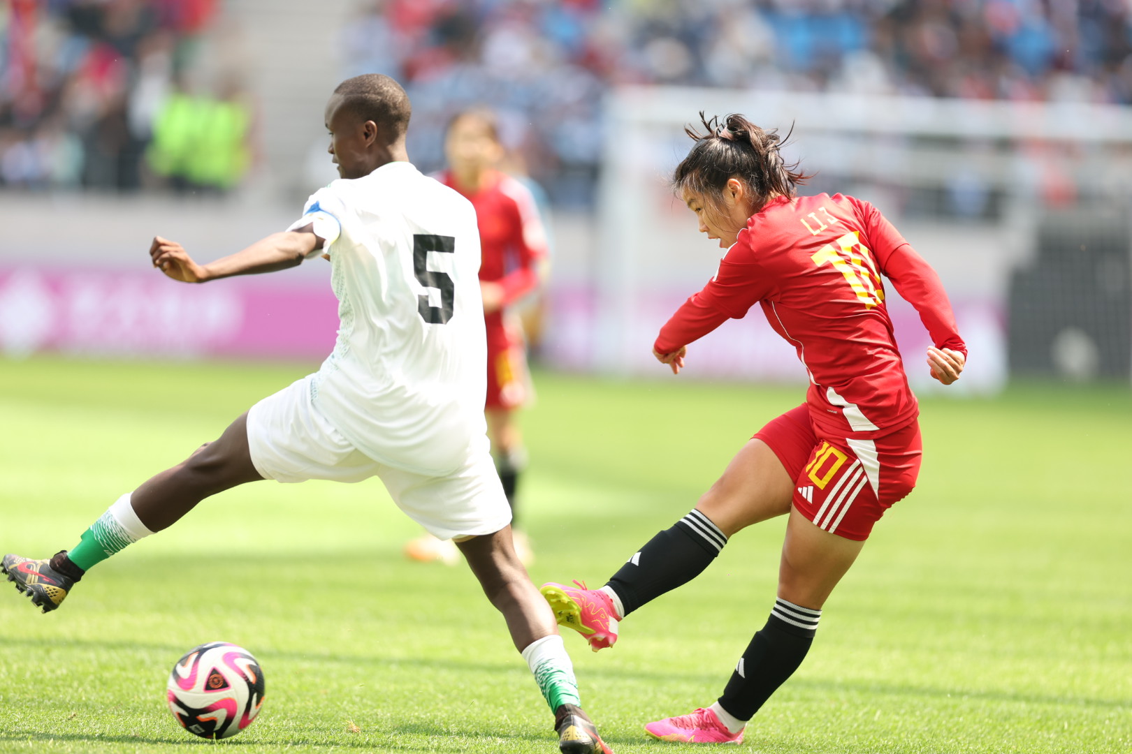 包含全球女队足球团结一心向冠军进发的词条