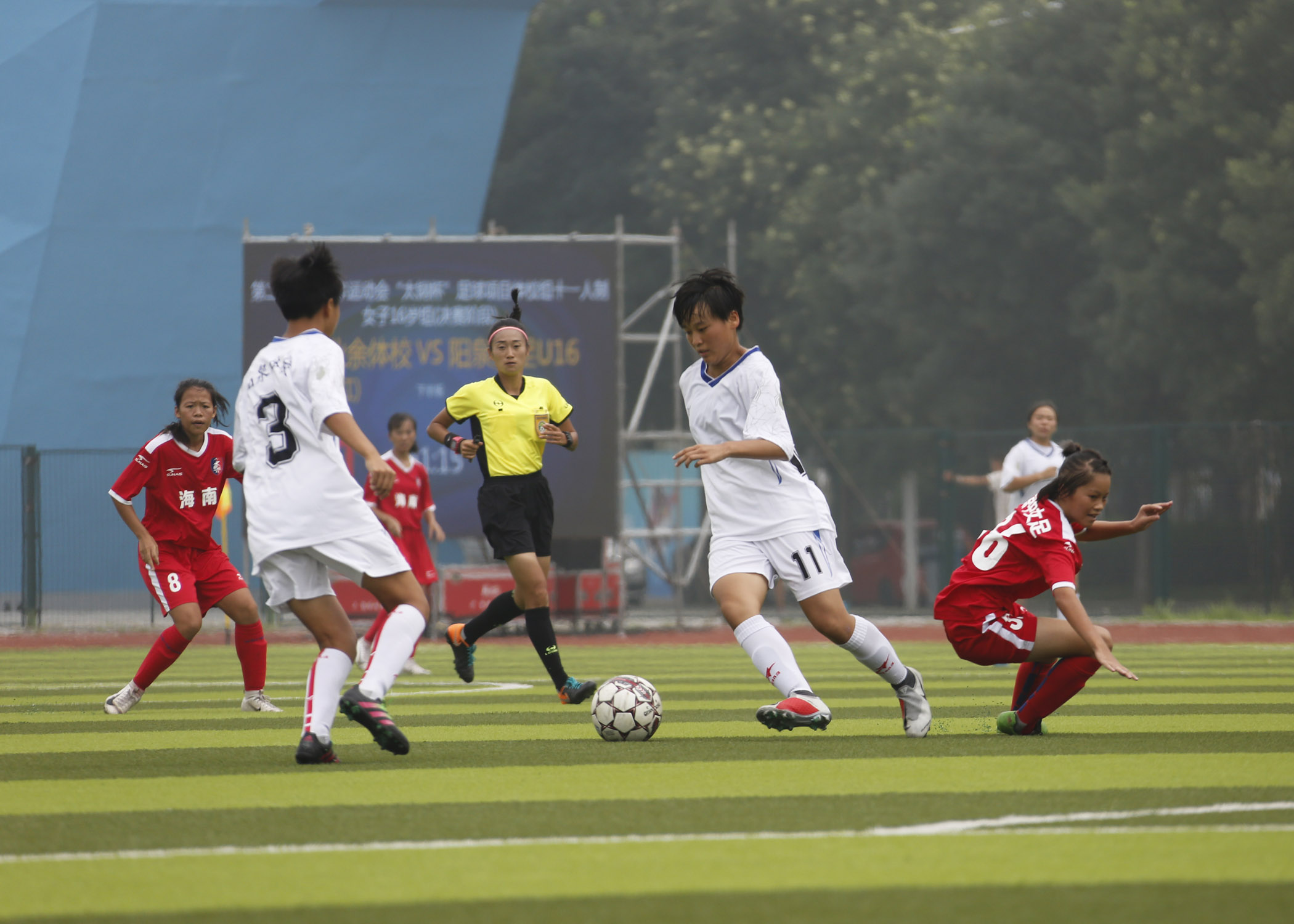 球员斗志昂扬,精彩瞬间频频上演 球员斗志昂扬,精彩瞬间频频上演