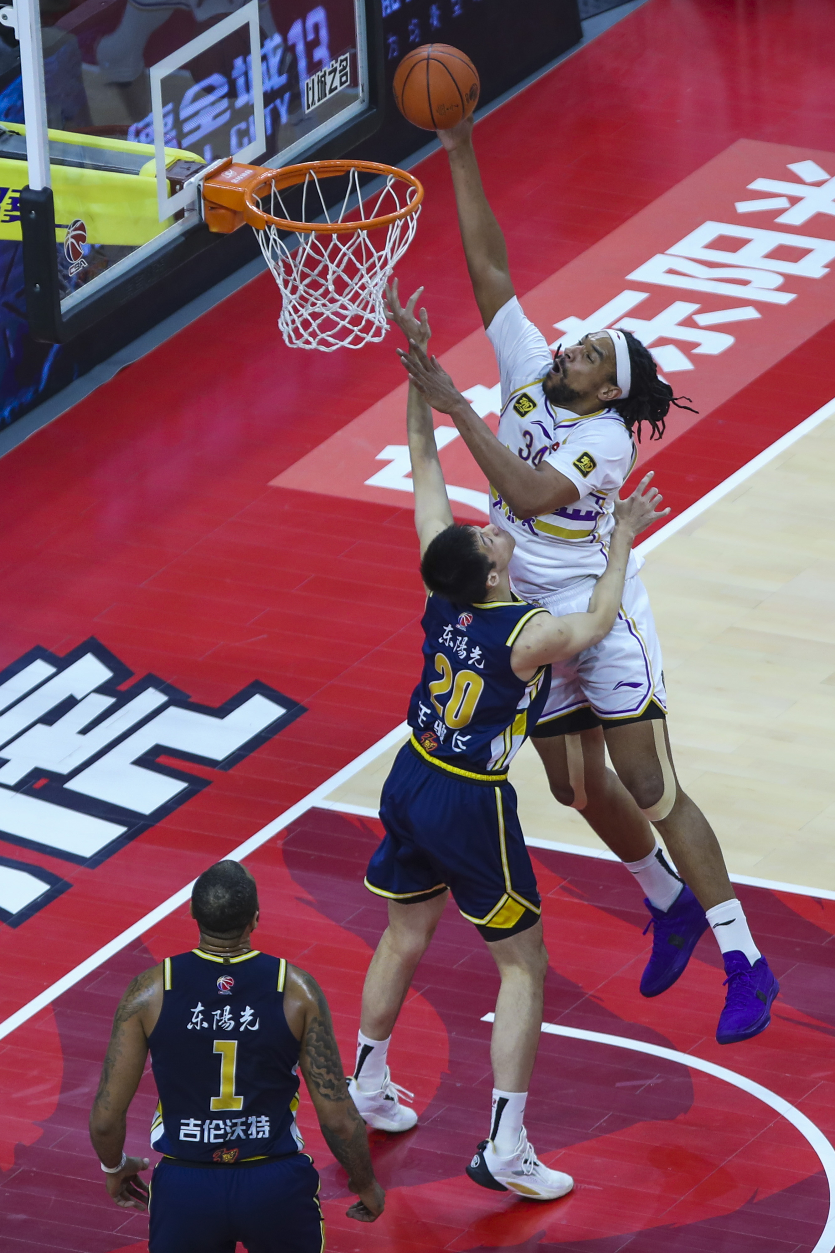 球员斗志昂扬,精彩瞬间频频上演 球员斗志昂扬,精彩瞬间频频上演