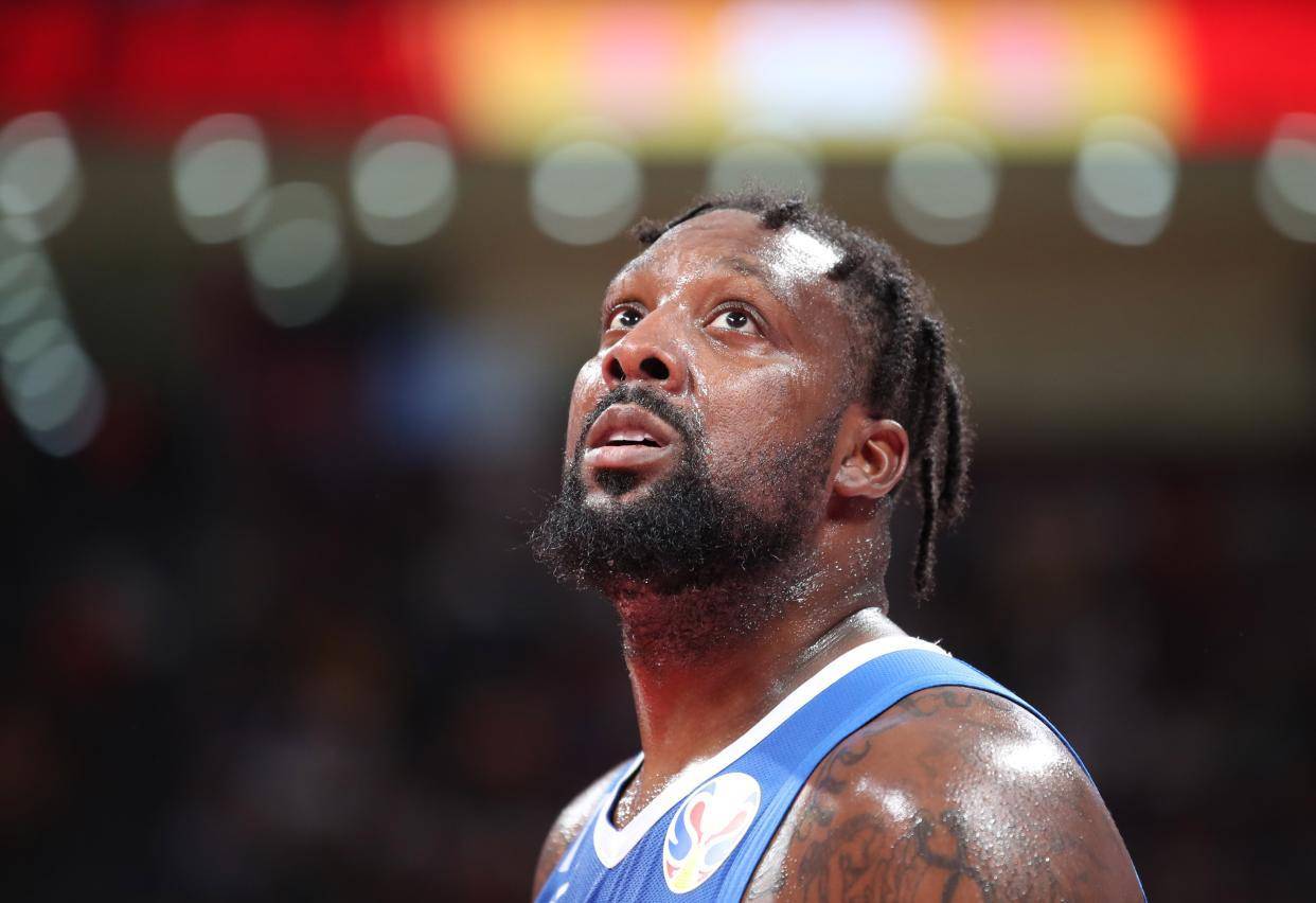 菲律宾队员在比赛中奋勇向前,敢于挑战 菲律宾队员在比赛中奋勇向前,敢于挑战