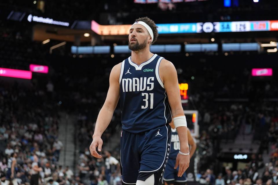 包含独行侠全队战术失误，失利导致赛季战绩下滑的词条