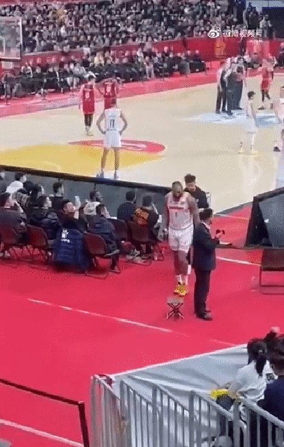 比赛中球员冲突频发，裁判难以控场局势