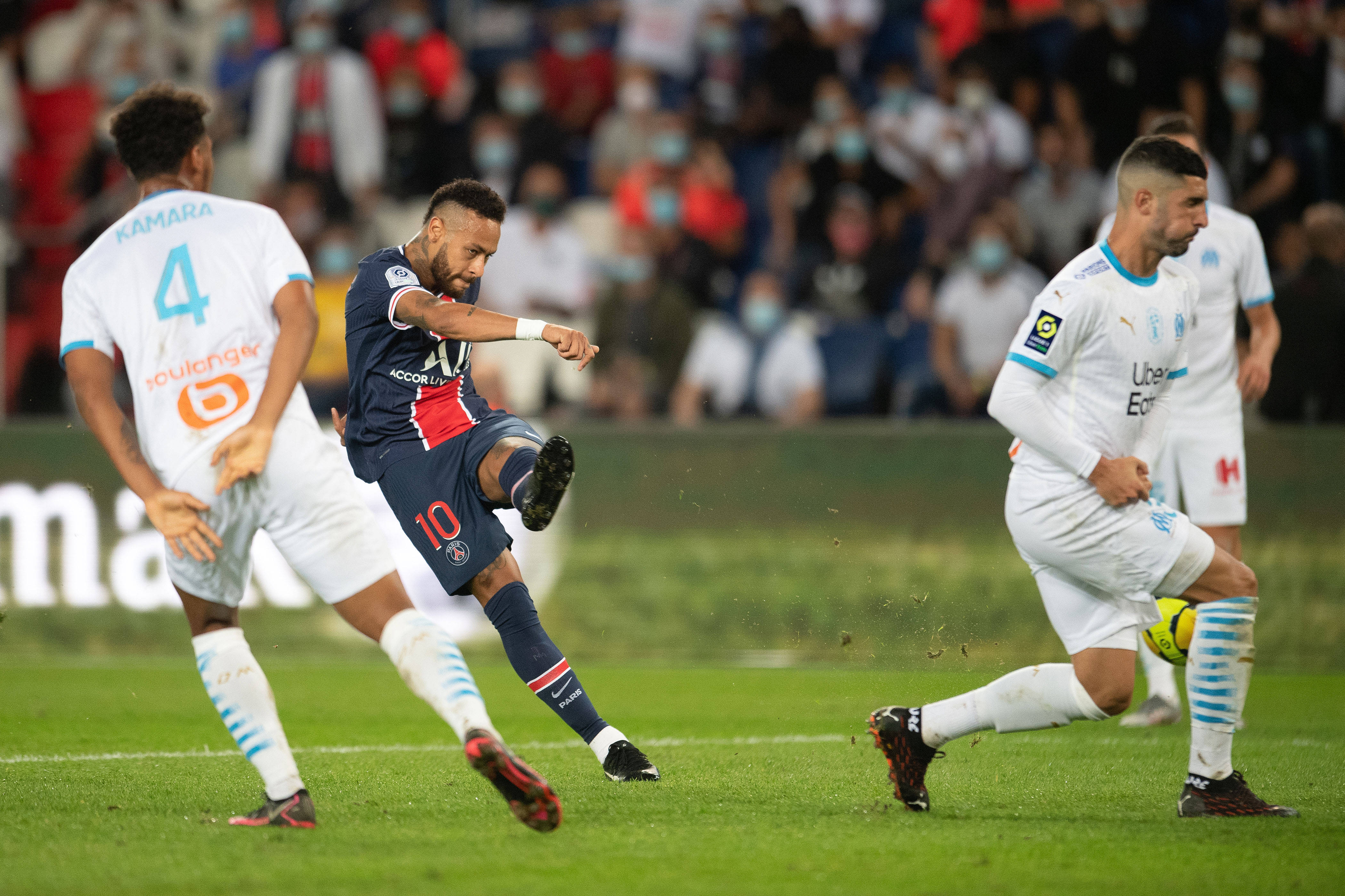 关于巴黎圣日耳曼悲喜交集，法国足球联赛形势严峻的信息