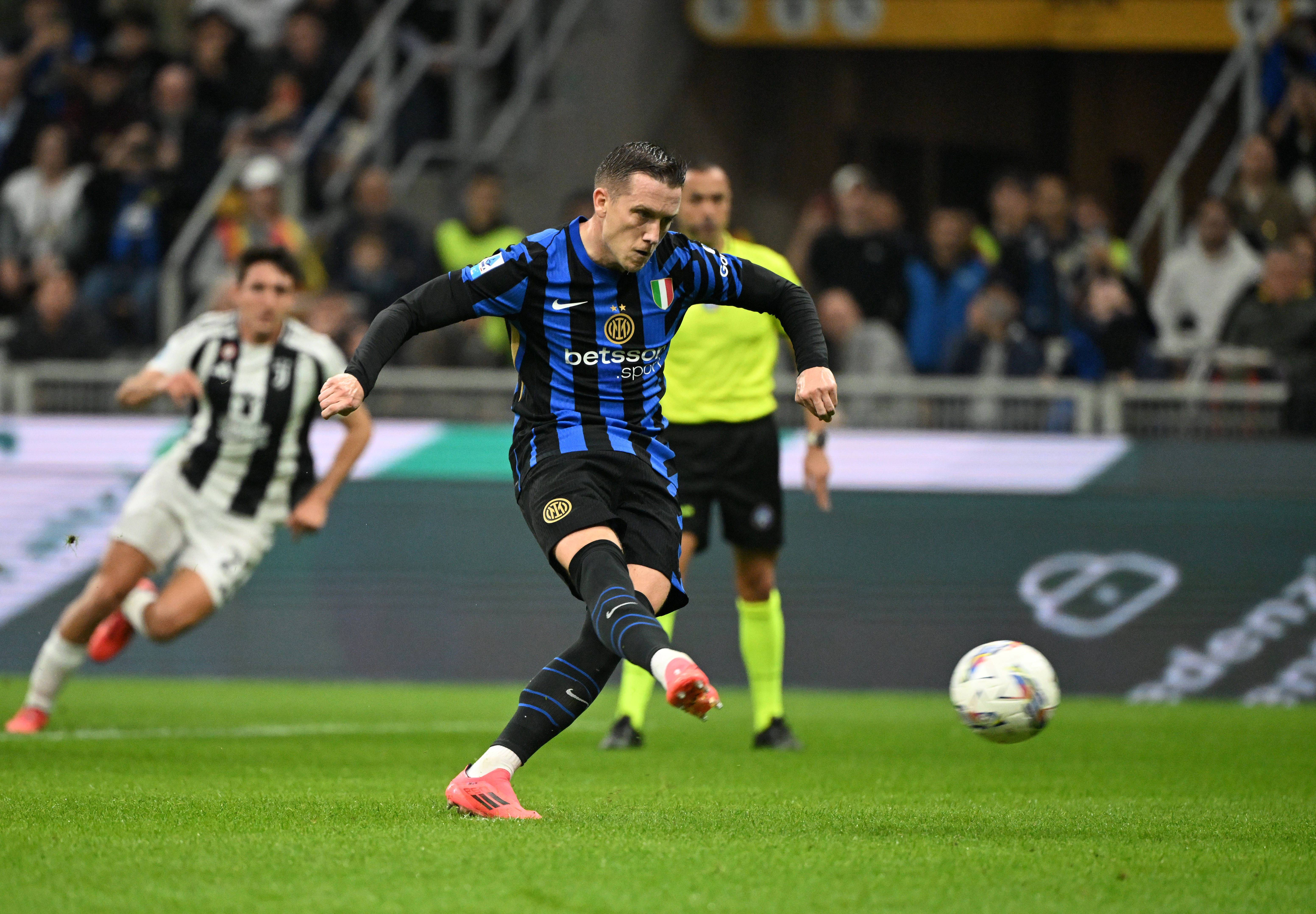 国际米兰确定引进顶级中场球员，加强中场实力备战新赛季的简单介绍