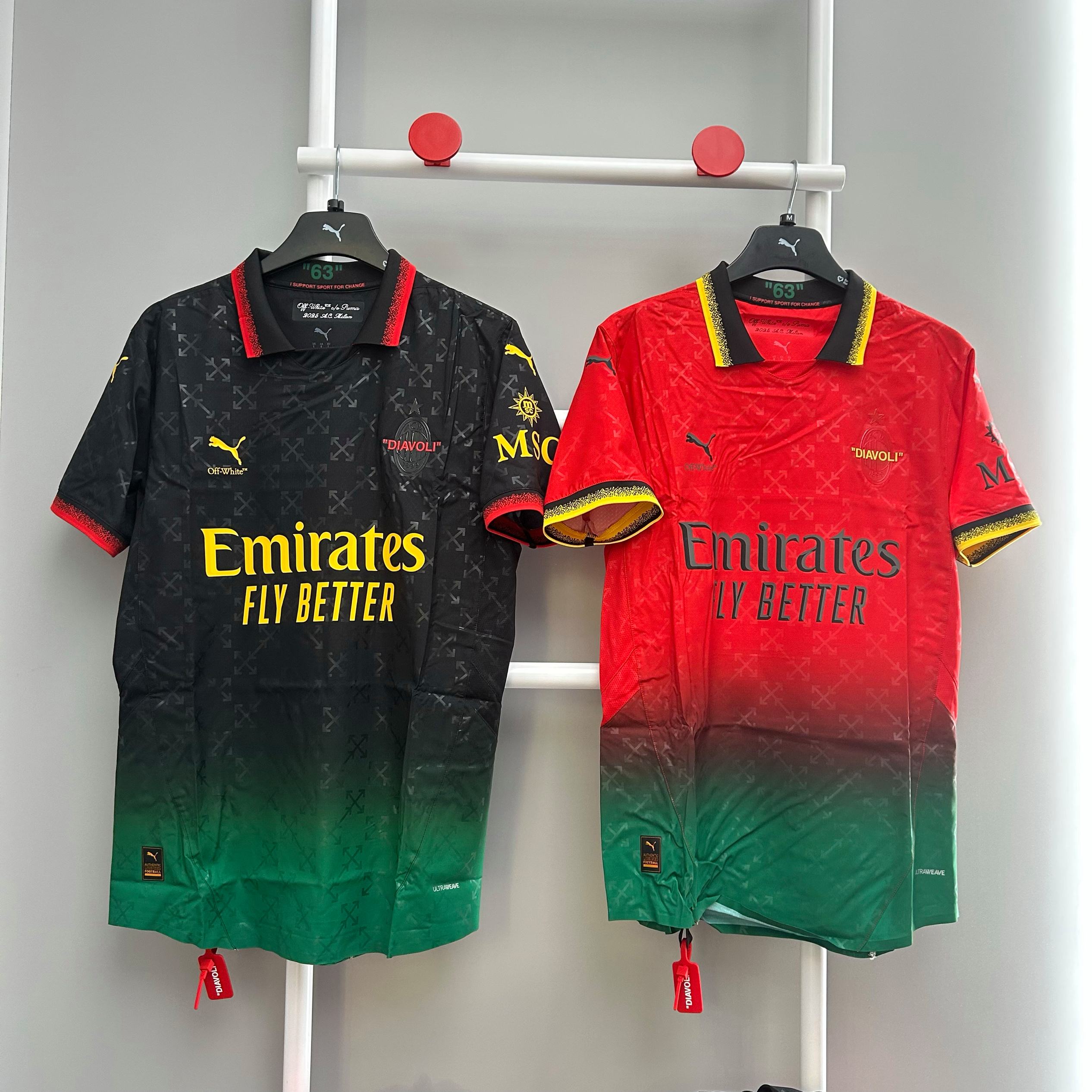 包含AC米兰新球衣曝光，经典设计赢得球迷喝彩的词条