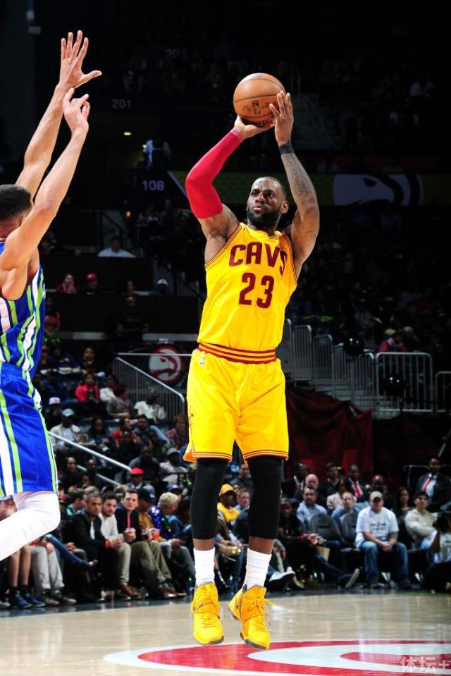 爵士击败老鹰，科沃尔22分