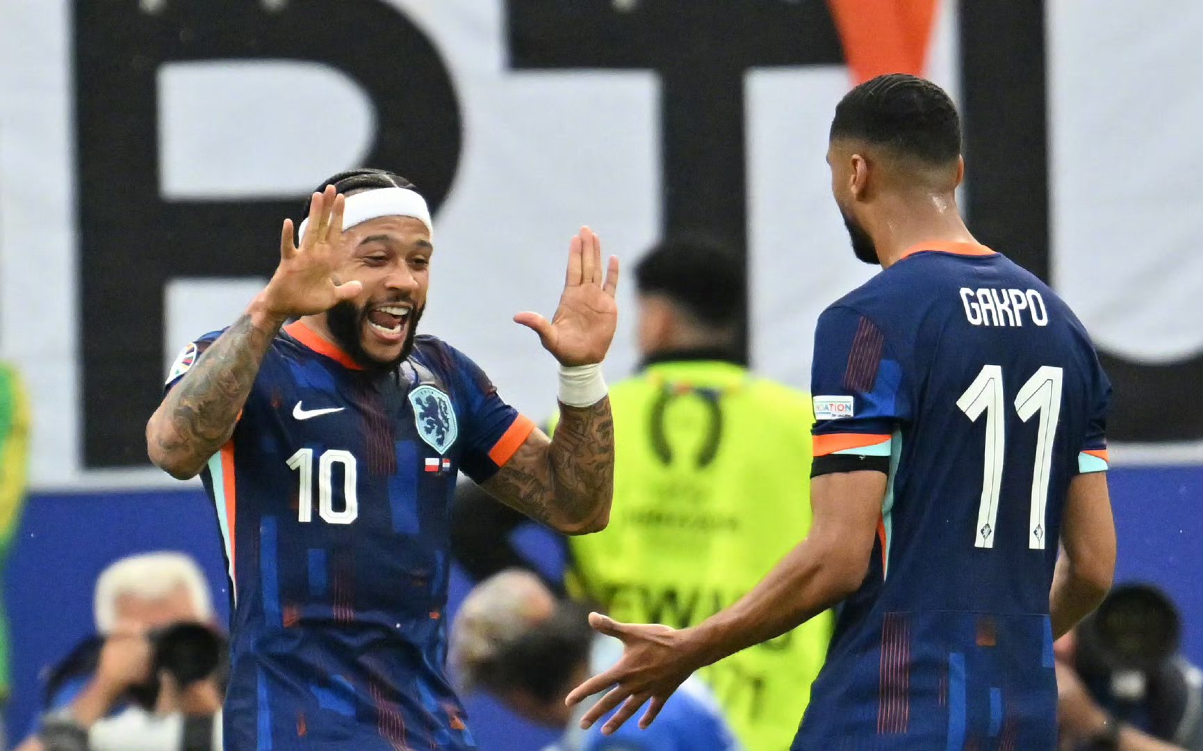 包含荷兰队在欧预赛中获胜，实力逐渐突显的词条