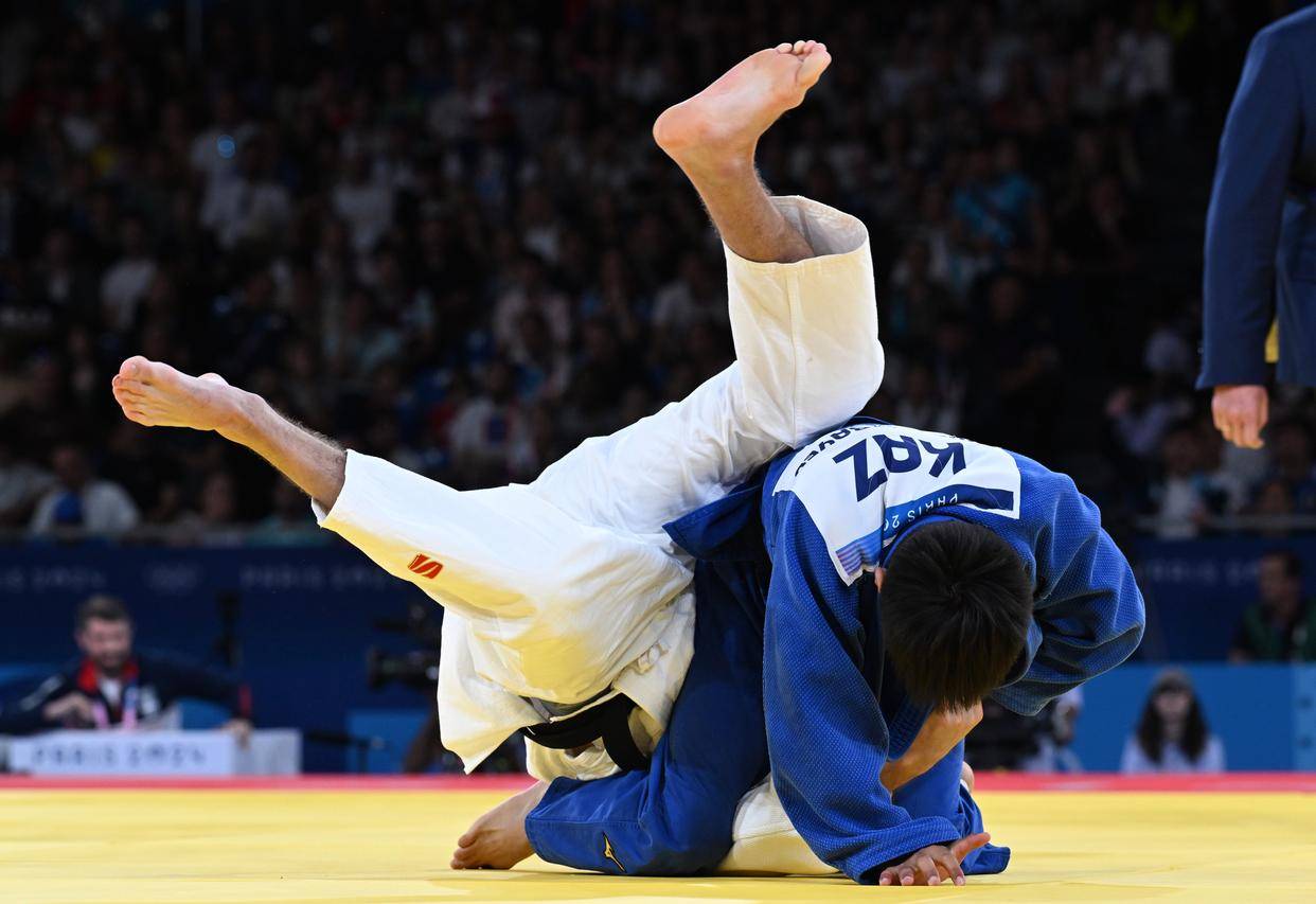 柔道选手在比赛中发挥出色,勇夺冠军 柔道选手在比赛中发挥出色,勇夺冠军